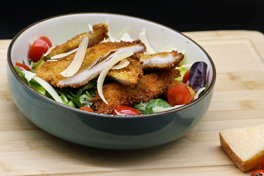 Pankó csirkemell saláta